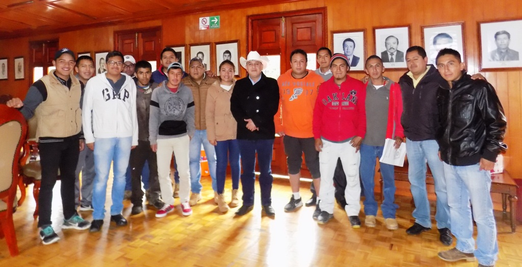 Alcalde Isidro Garay:  Brinda apoyo a equipo de fútbol “Pinal de Amoles” en Copa TELMEX