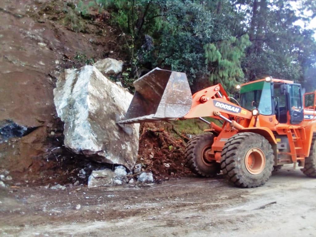 Carretera en Pinal:  Obstruida por deslave de macizo rocoso de alrededor de 10 toneladas, más piedras y lodo