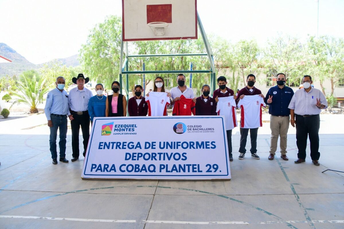 Entrega de Uniformes Deportivos a COBAQ planteles de Ezequiel Montes