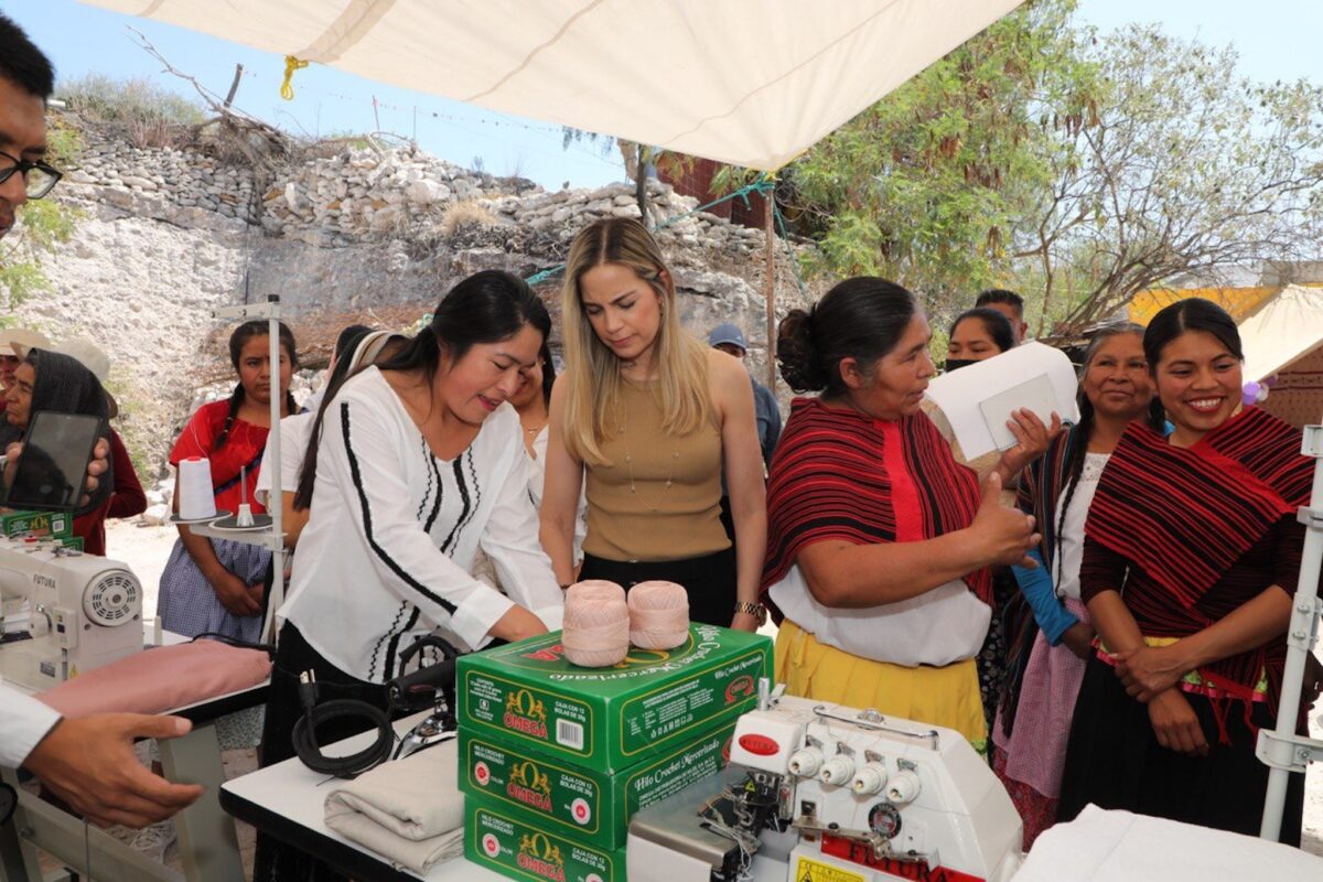 SEDIF y Casa Queretana de las Artesanías entregan herramientas de trabajo a mujeres de Tolimán