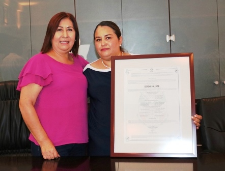 Mary Amador:  Entrega de Bando Solemne a Marina Ponce Camacho
