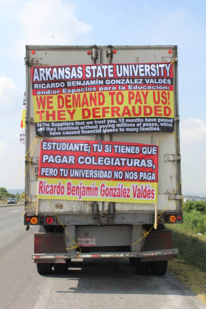 Protestan  Constructores contra la Universidad Arkansas, ante la falta de pago.