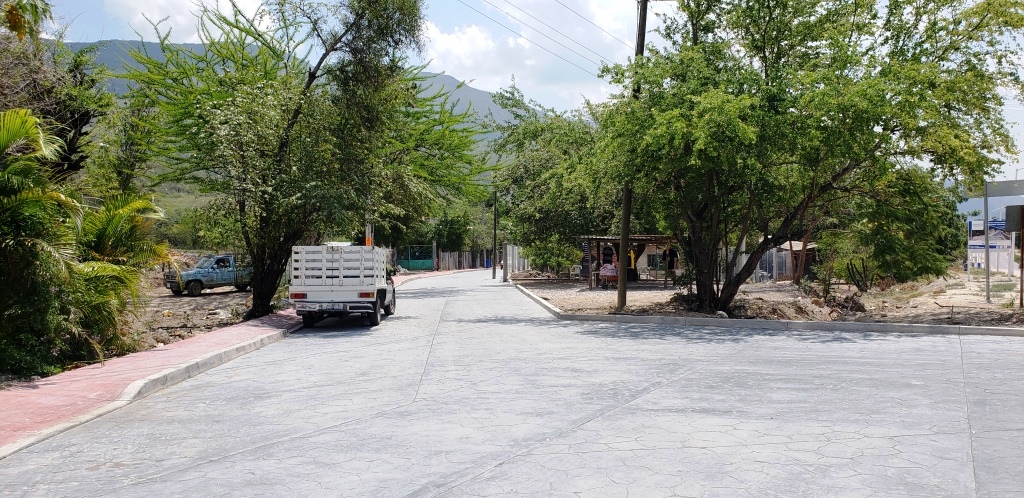 En Las Trancas:  Reciben pavimentación de acceso a Emsad, calle Niños Héroes