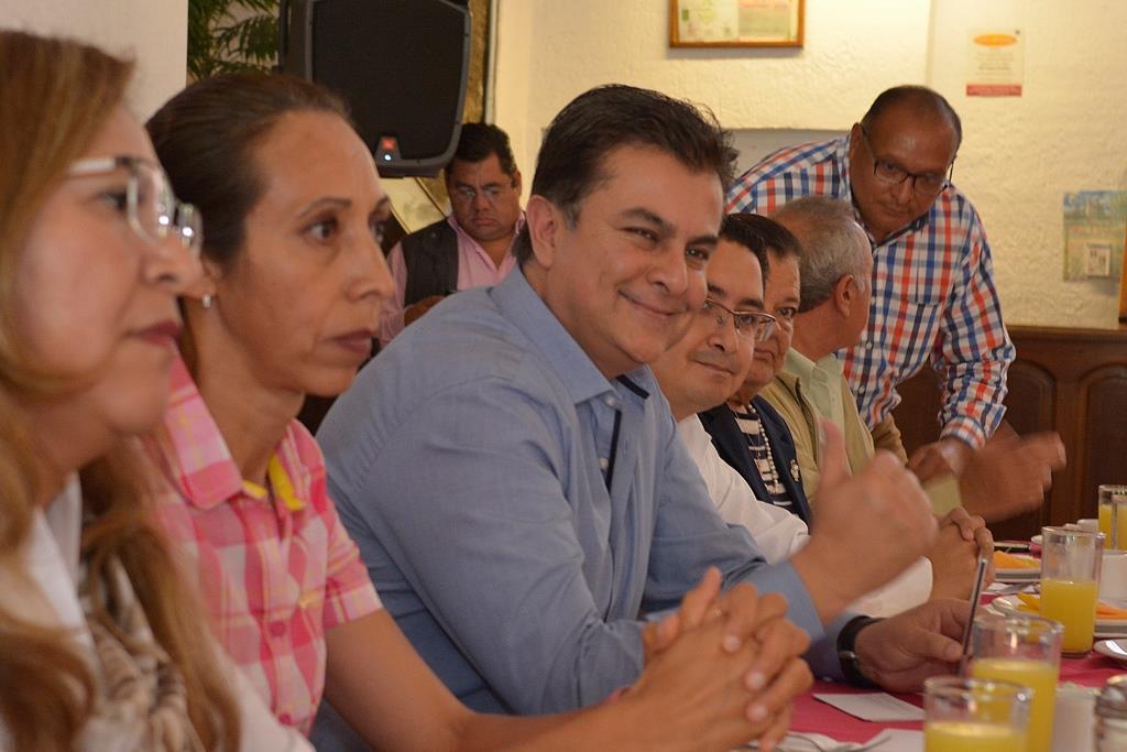 Antonio Mejía Lira:  Alcalde refrenda compromisos y acercamiento con el magisterio de Tequisquiapan