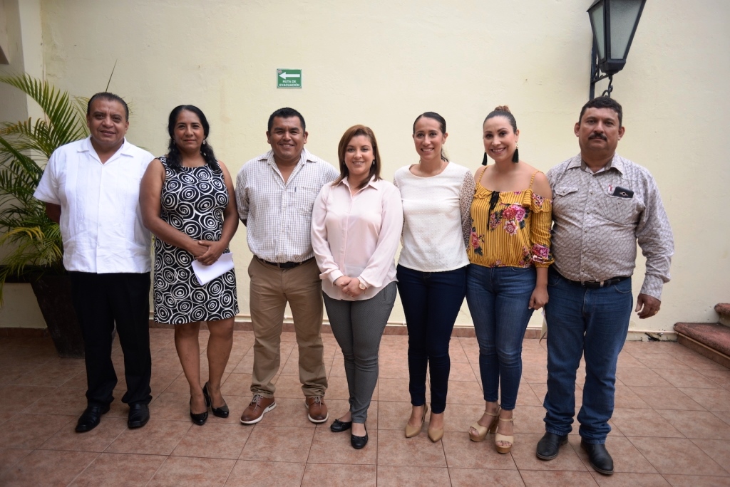Para cuotas escolares:  Donan 40% de su salario la Presidente Municipal Chely Amador y regidores