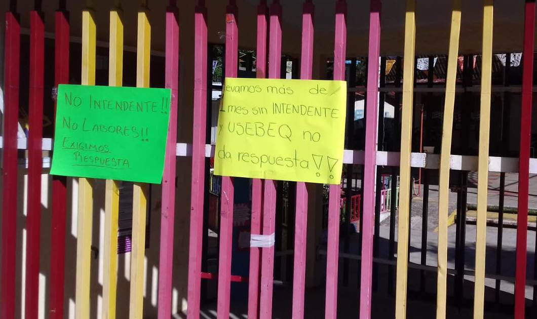 Abandono de USEBEQ: Padres de Familia cierran plantel Pinalense ante la falta de atención de autoridades
