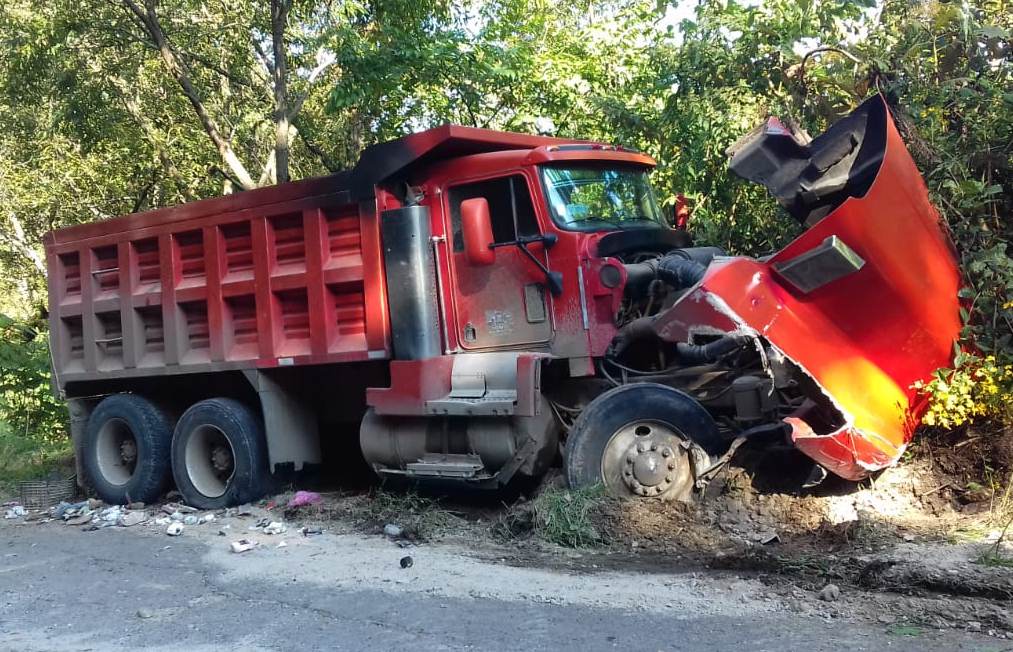 Aparatosa carambola: Camión choca contra al menos 4 vehículos
