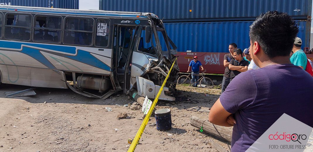 Doce lesionados:  Choque de Tren y autobús de pasajeros en San Juan del Rio