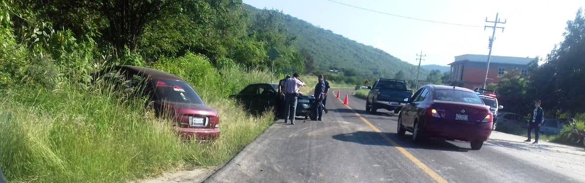 En Polvareda: Se registra aparatoso choque entre dos autos Nissan