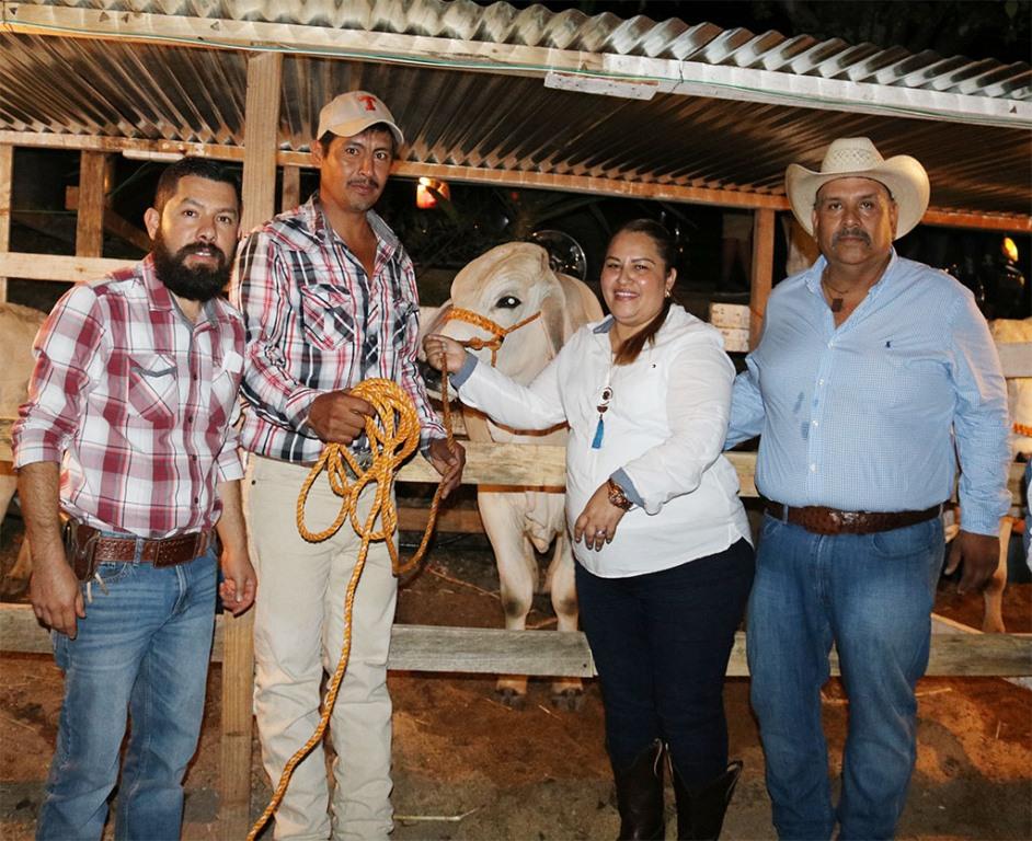 Con comida y exposición: Festejan “Día del ganadero” en Landa de Matamoros