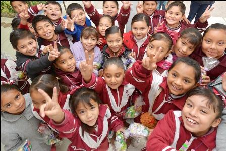 Niños tequiquiapenses:  Reciben aguinaldo navideño por parte del presidente municipal