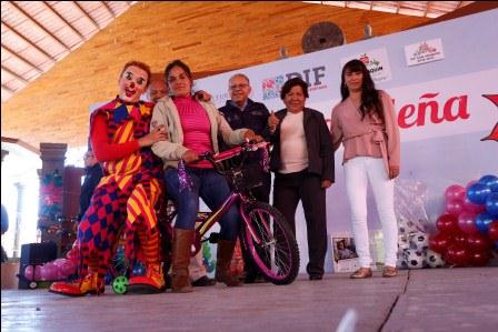 Niños y adultos mayores: Participan de posada organizada por DIF Estatal en San Joaquín