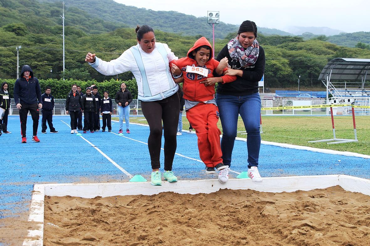 Primera:  “Olimpiada de la inclusión” del  Centro de Atención Múltiple de  Jalpan de Serra