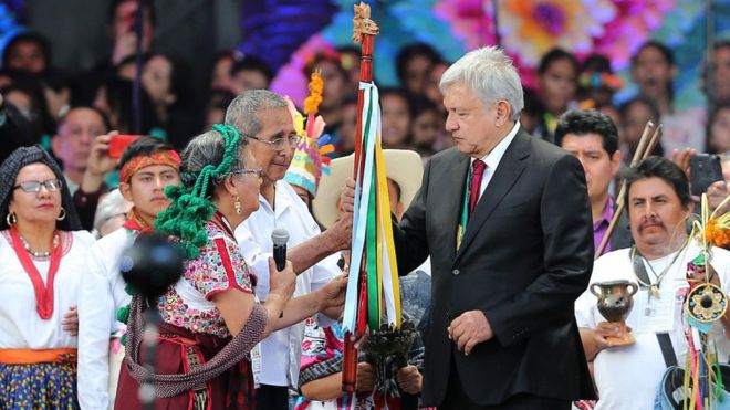 Toma de protesta de AMLO:  Tiene el Bastón de Mando que los pueblos indígenas le entregaron al nuevo presidente de México.