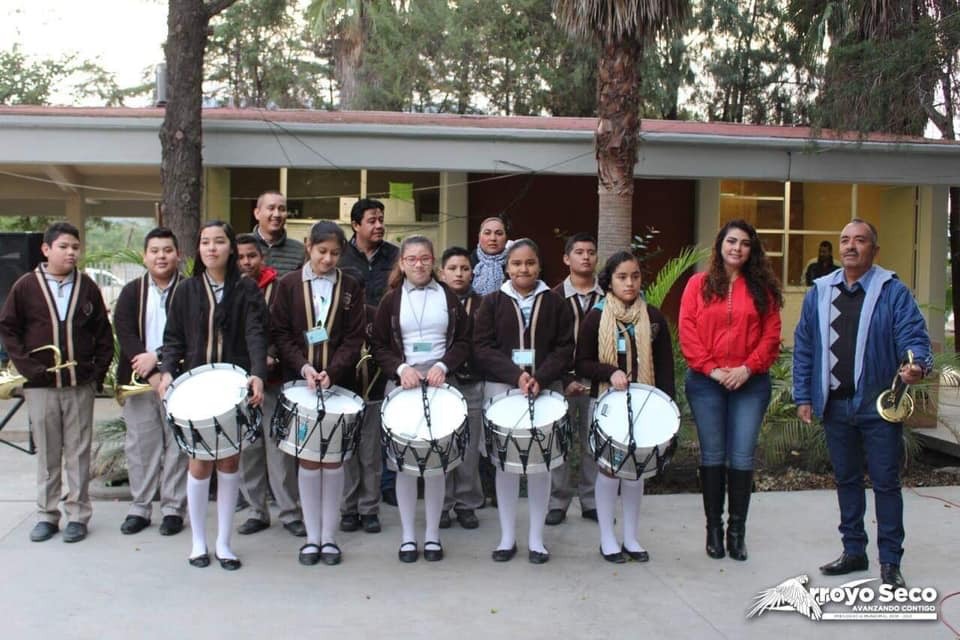 Secundaria de Arroyo Seco: Recibe tambores y trompetas para Banda de Guerra