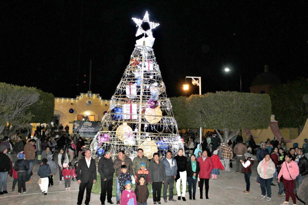 Inicia Época: Encabeza Encendido de Árbol de Navidad Edil Juan Carlos Linares Aguilar