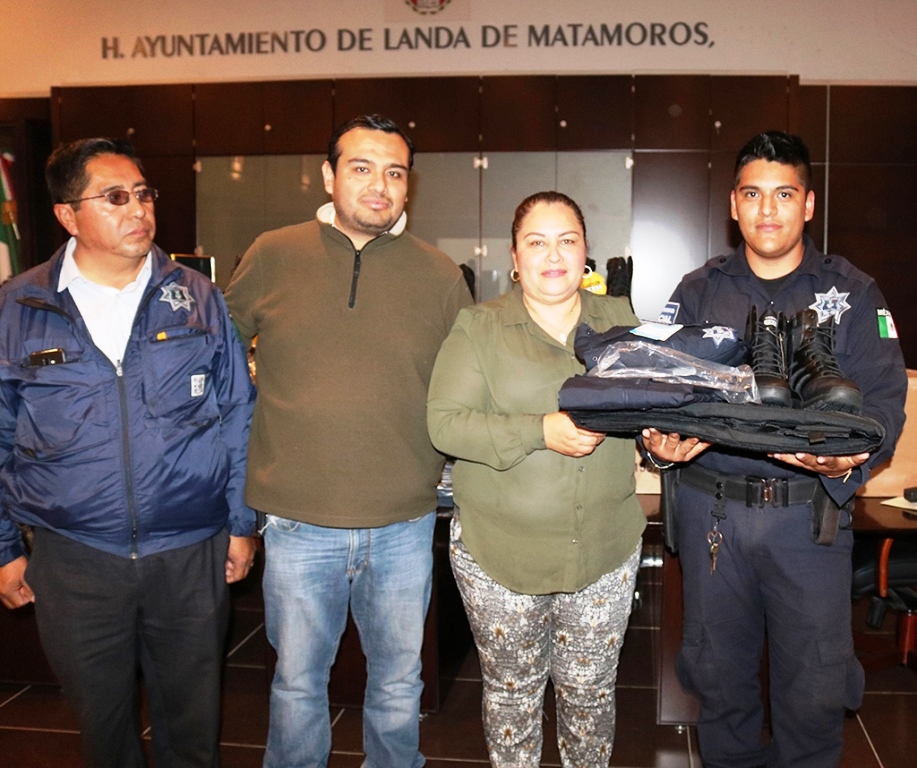 Marina Ponce Camacho: Entrega equipo de trabajo a policía Municipal de Landa