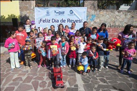 Traen Reyes Magos:  Más becas para niños sanjuanenses