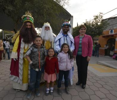Llegan Reyes Magos: A Tequisquiapan para convivir con cientos de niños