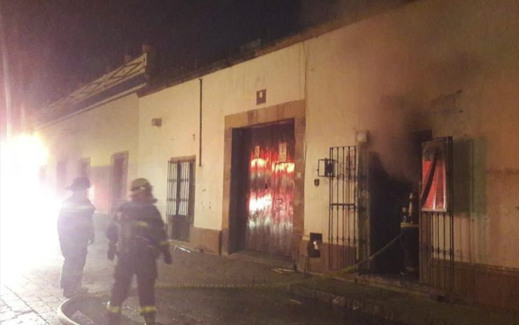 En Centro Histórico: Incendio consume un negocio de ropa en Querétaro