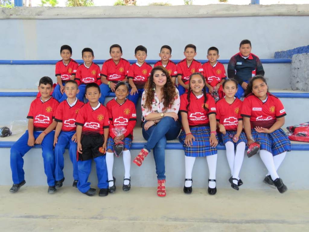 Con compromiso: Edil visita escuelas en  Arroyo Seco y entrega apoyos