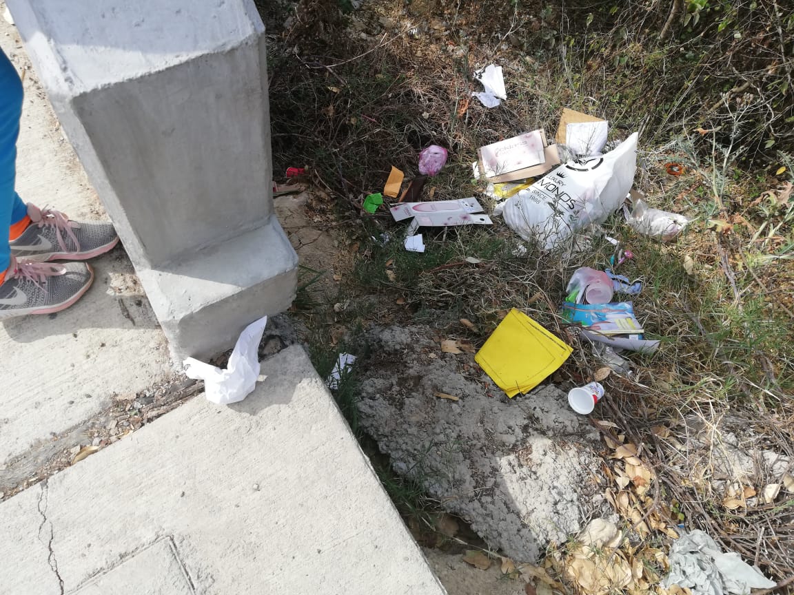 Cachan a vecino: Tiraba basura en arroyo en Puente de Jalpan