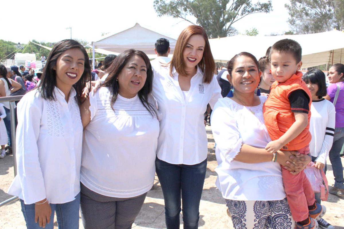 La Recibe Alcaldesa y Presidenta de DIF Municipal: Inicia Festejos de Día del Niño la Sra. Karina Castro en Tolimán