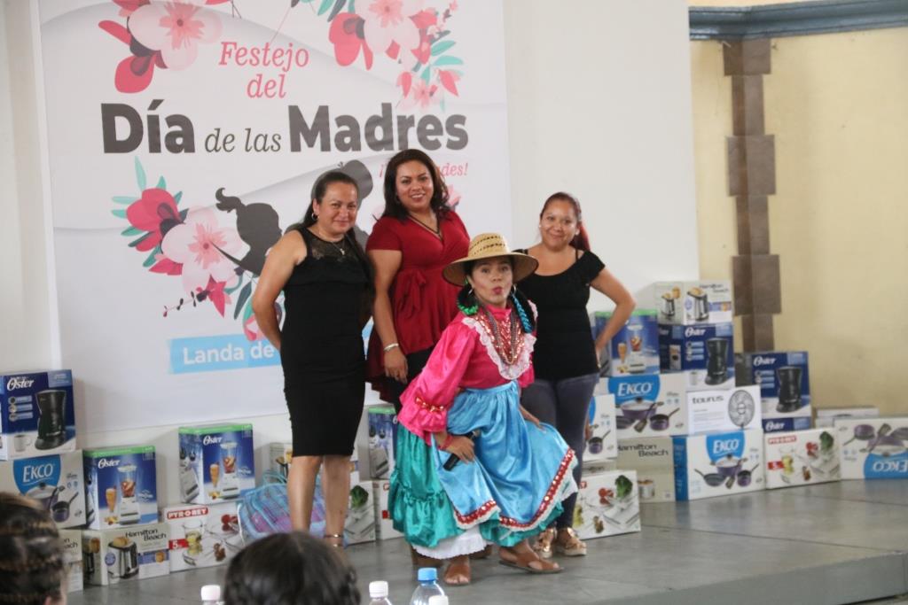En  su día: Festejan a las madrecitas trabajadoras de Landa