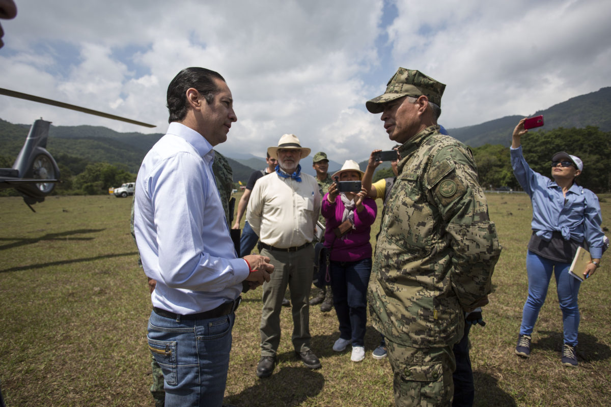 Regresa al lugar: Gobernador ratifica apoyo a brigadistas que combaten incendio en la Sierra Gorda