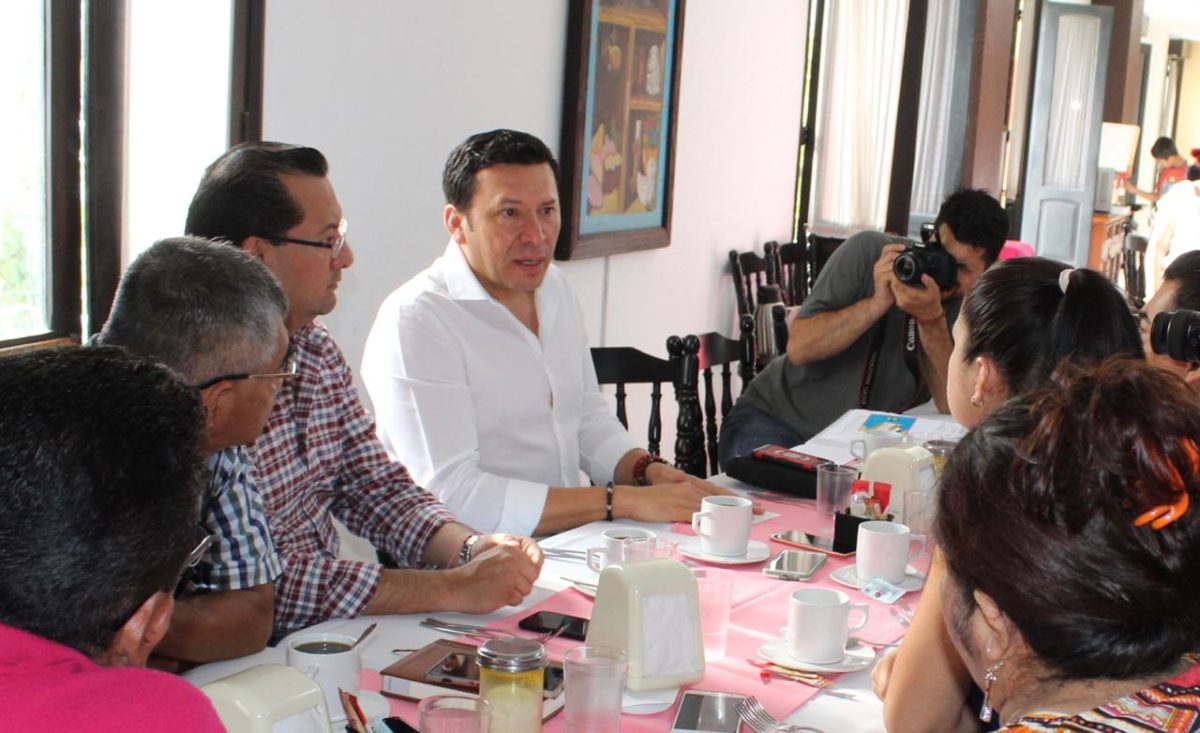 Juan José Jiménez Yáñez: Senador de MORENA visita la sierra gorda para explicar leyes del gobierno federal.