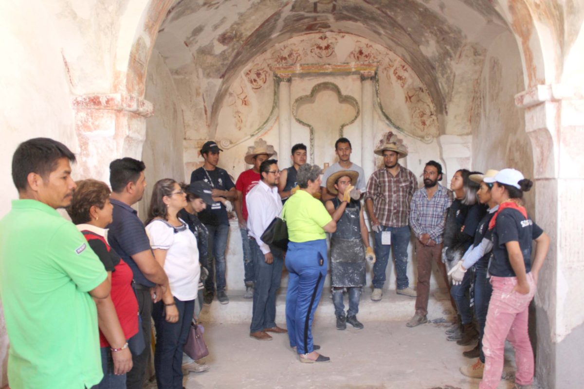 En Tolimán: Realiza Rectora de la UAQ Visita a Alumnos de Restauración de Capilla en Tolimán
