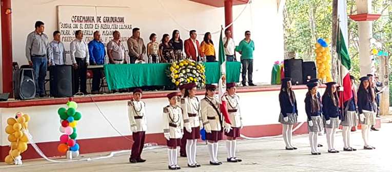 Celebran graduaciones:  Preescolar, primaria y secundaria de Santa María de Álamos en San Joaquín.