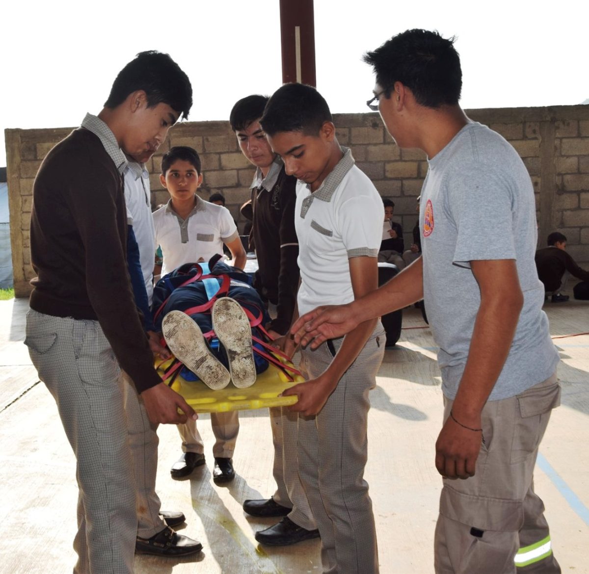 Protección Civil: Imparte curso de primeros auxilios en secundaria de Landa