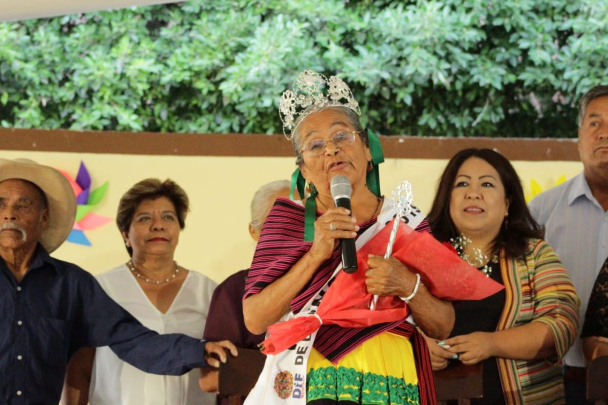 Por Día del Abuelo: La Sra. Flora Morales y Sr. Juan Sánchez Representarán a Tolimán en la Capital del Estado