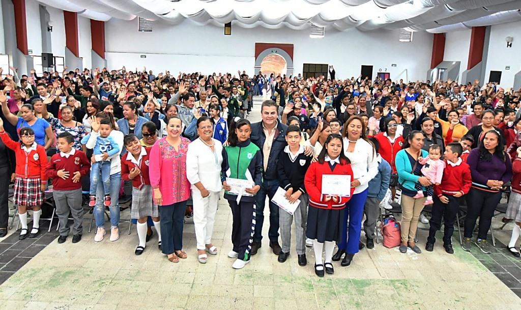 Otorgan becas: Para alumnos de Tequisquiapan con excelencia académica y carencia social