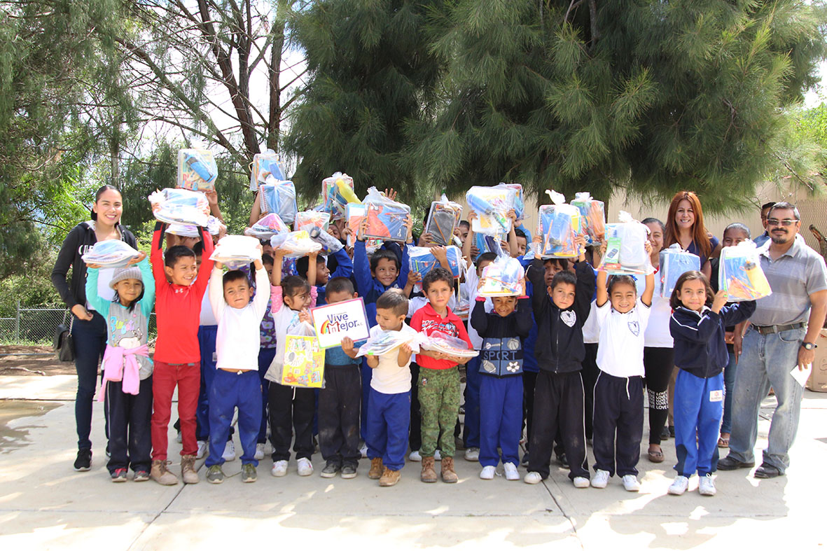 En El Zapote y Ojo de Agua: En escuelas  entregaron Apoyos Gestionados Ante la Fundación “Vivir Mejor”