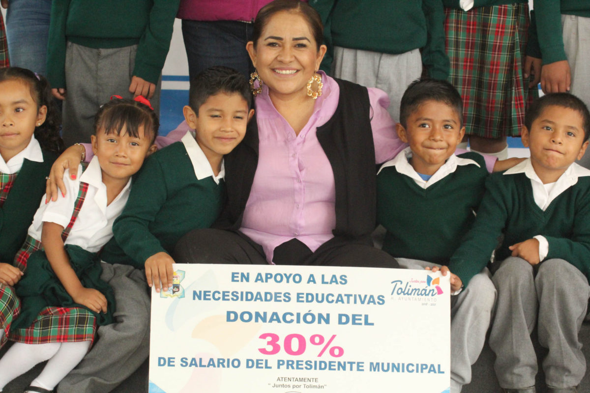 Lupita Alcántara de Santiago: Entrega Donativo a Escuela “Vicente Guerrero” de la Delegación Carrizalillo