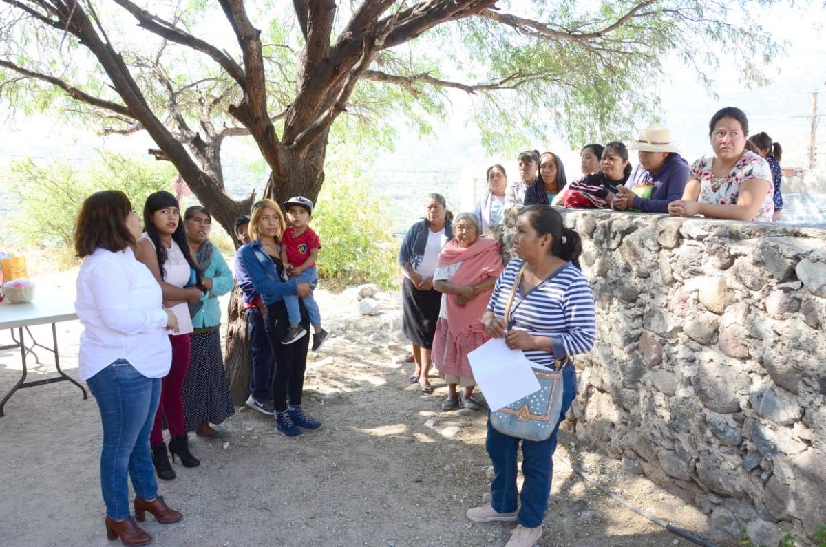 En Tolimán: Gestiona Lupita Alcántara de Santiago Tinaco de Abastecimiento de Agua para Casa Blanca
