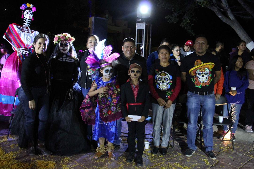 Conservando y rescatando tradiciones: Homenaje y celebración en Peñamiller por Día de Muertos