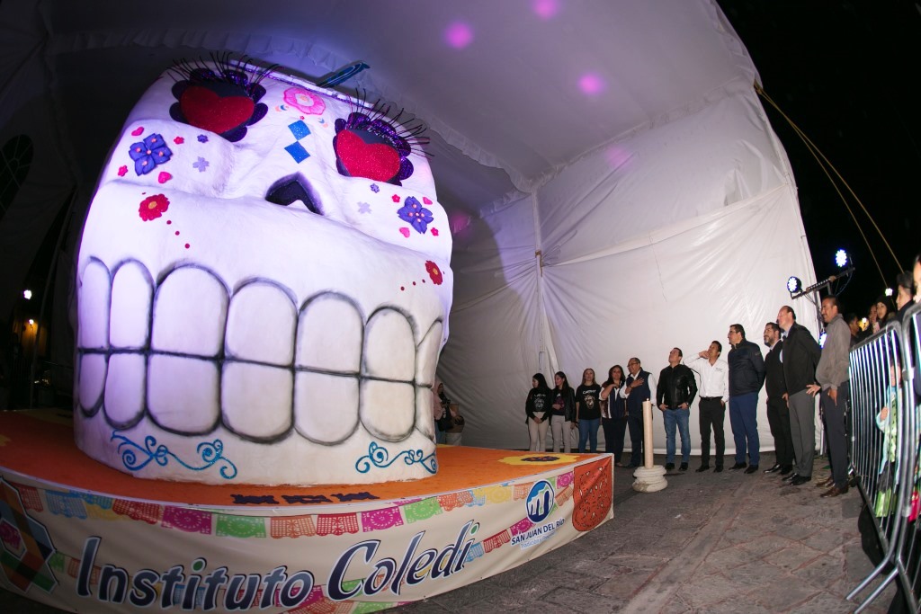 En San Juan del Rio: Exhiben a Cathy la calavera de azúcar más grande del mundo