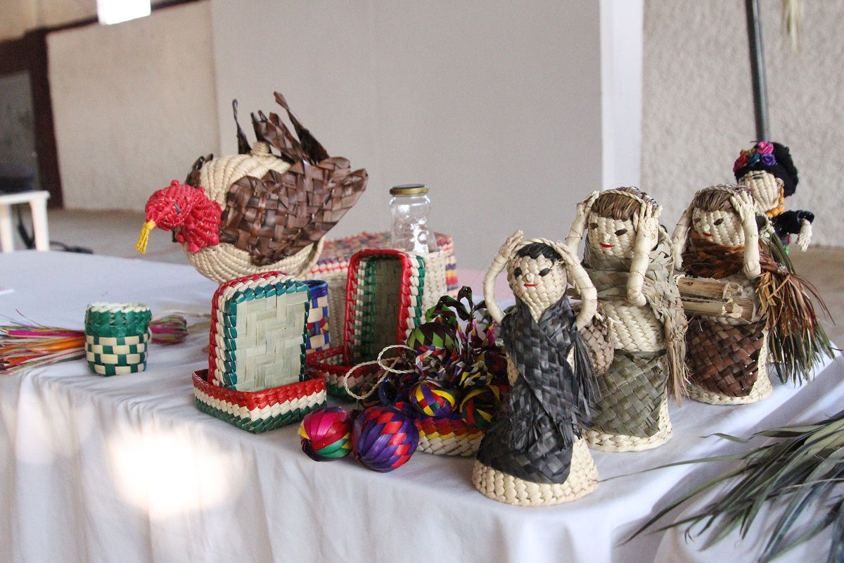 En Valle Verde: Aprenden a Elaborar Artesanías con Palma Mujeres  de Jalpan
