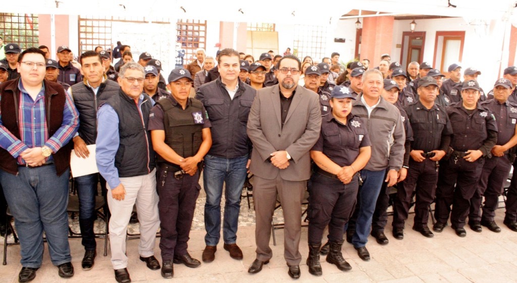 En Tequisquiapan: Entrega uniformes y Certificados Policial a elementos de seguridad pública