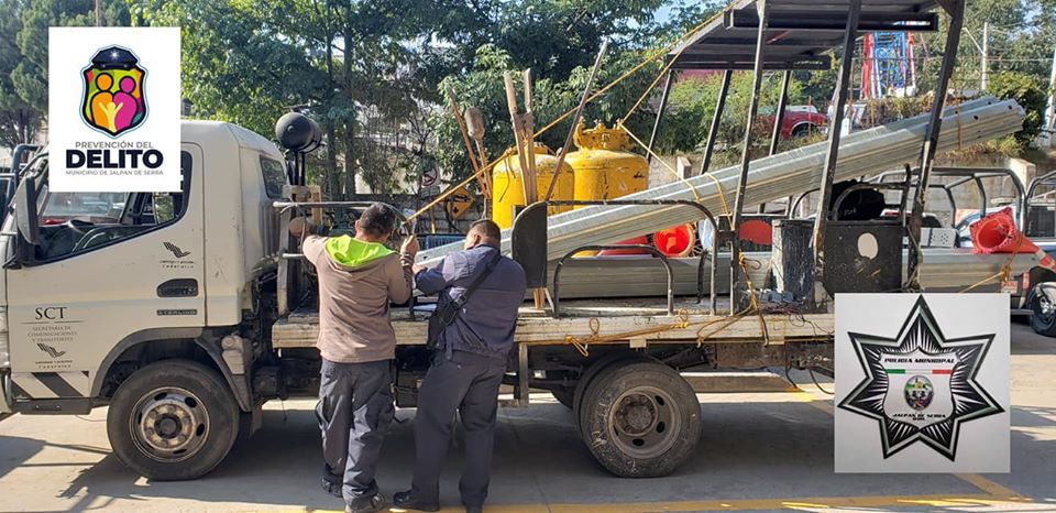 Cuatro detenidos:  Los encuentran robando barras metálicas de la carretera en Jalpan