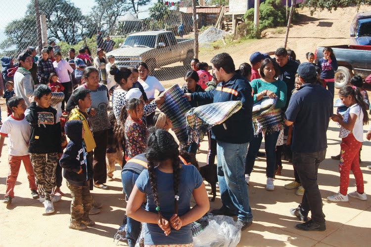 Entrega UAQ: Comunidades vulnerables de Pinal de Amoles reciben cobijas