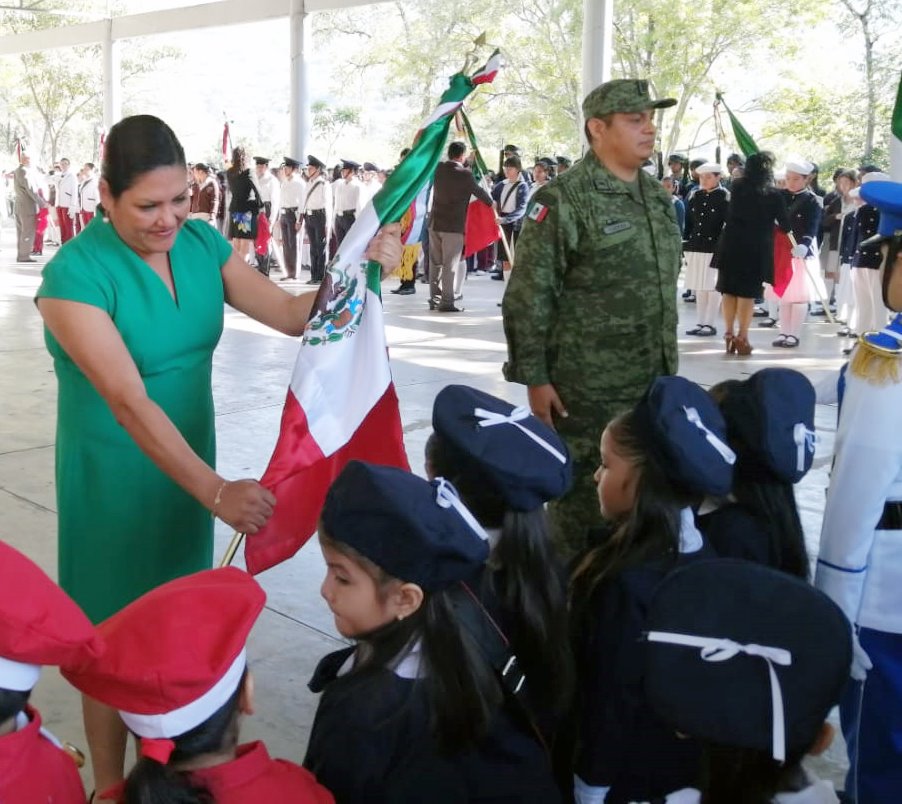 Asiste Karina Careaga: A Ceremonia de Abanderamiento de Escoltas de escuelas Serranas