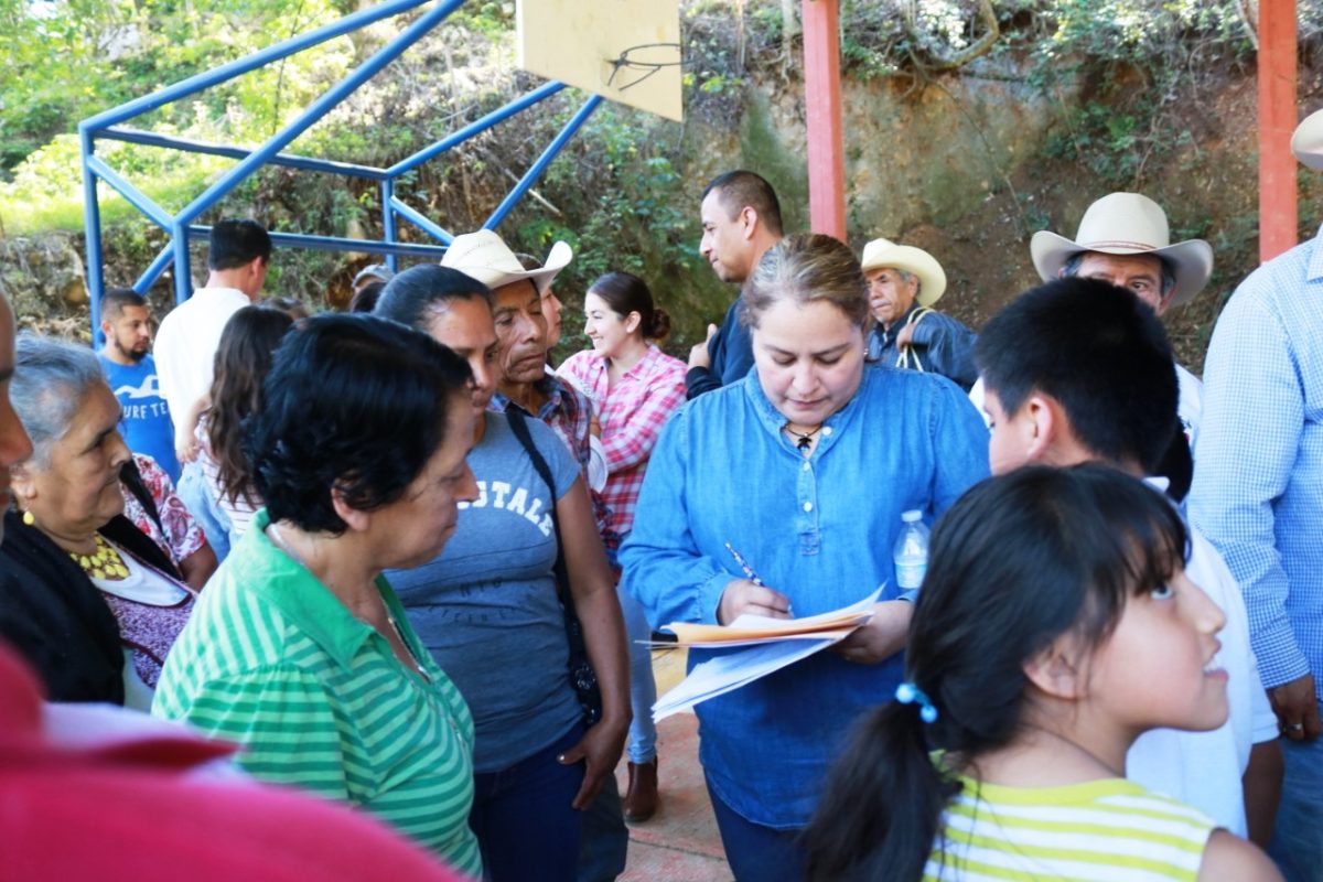 En Rincón de Piedra Blanca: Alcaldesa Landense acude y brinda atención ciudadana