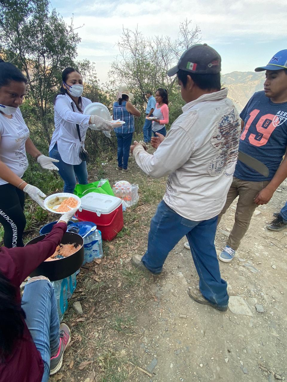 Sonia Rocha Acosta: Entrega agua y comida a ciudadanos que combaten incendio en Pinal de Amoles