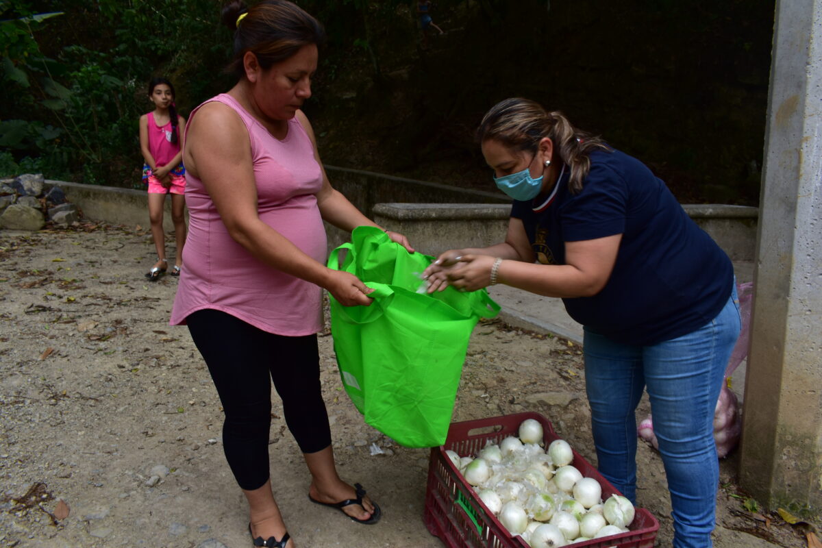 Ante crisis sanitaria: Habitantes de la delegación de Neblinas reciben apoyos alimentarios