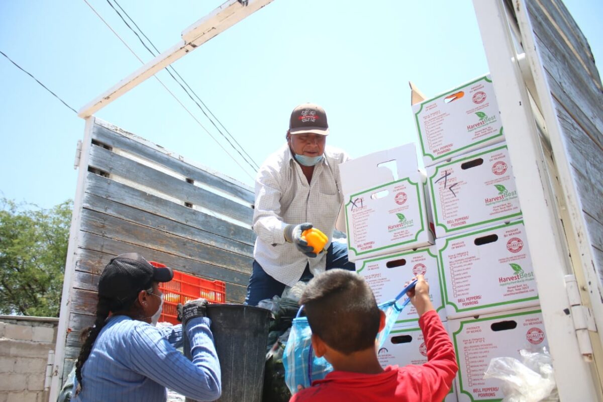 Presidente Municipal de Colón dona cuatro toneladas de alimentos a CANIRAC