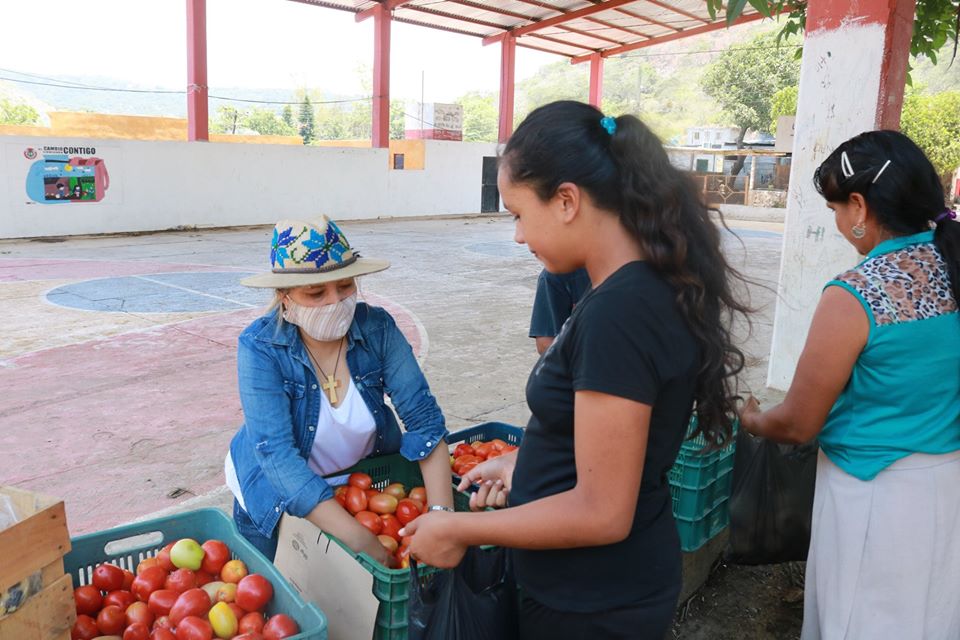 Apoyos en Landa: Entrega de frutas y verduras en la Delegación de Tilaco.